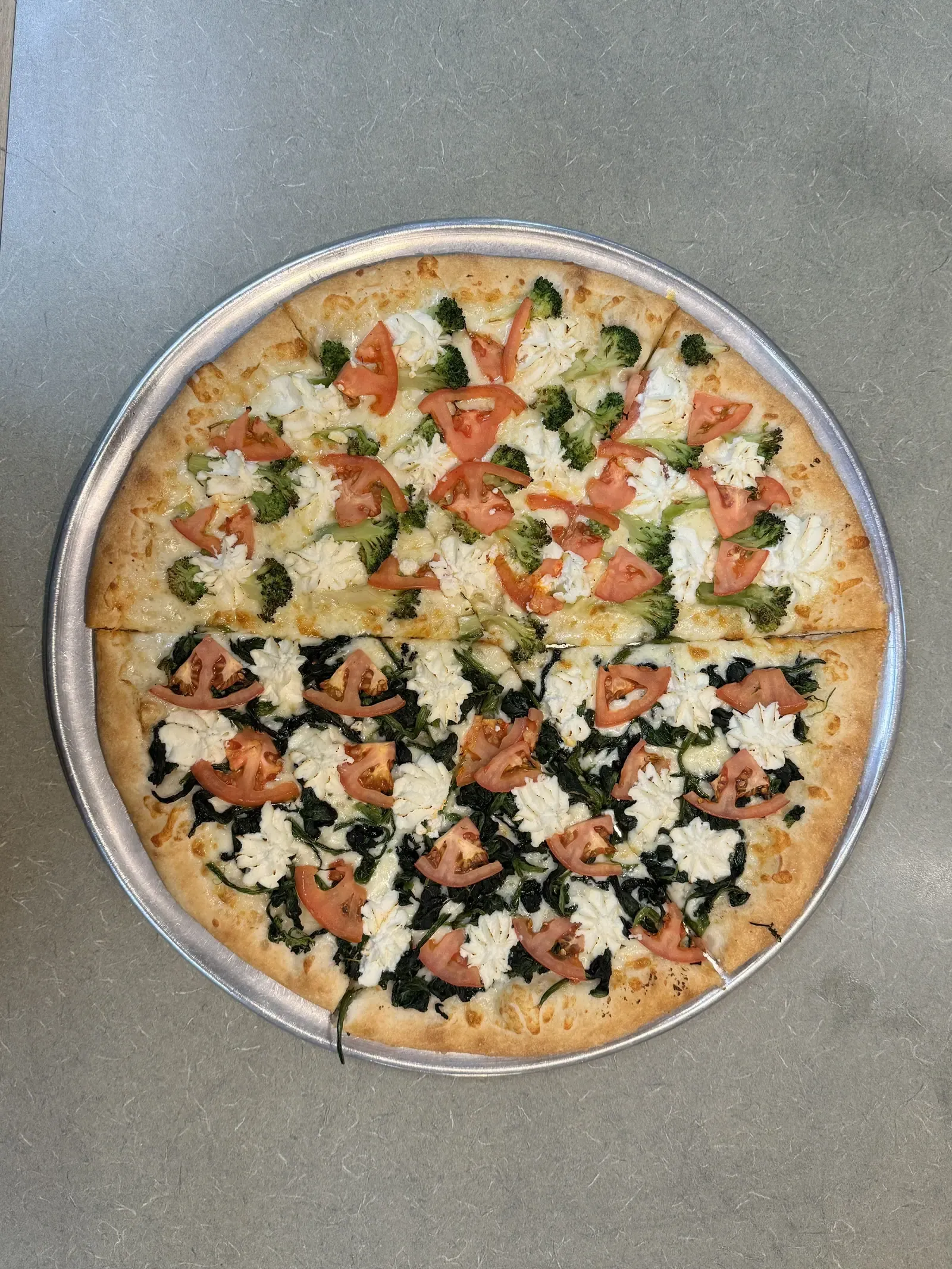 White pizza with ricotta, mozzarella and garlic, no red sauce